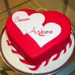 Özel yapım 6 kişilik kırmızı kalp şeklinde yaş pasta